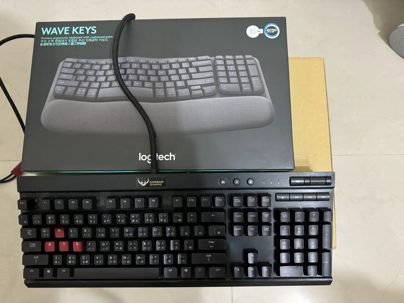 【嗡嗡開箱 #22】羅技 – Wave Keys 人體工學鍵盤 (+ LIFT人體工學垂直滑鼠 & 贈品頸枕) 開箱 | 不專業開箱文